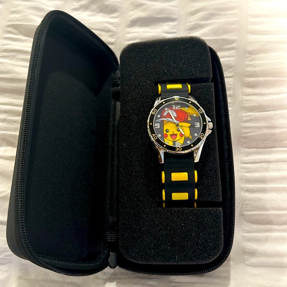 POKÉMON WATCH WITH RUBBER BAND IN YELLOW AND BLACK NWOT